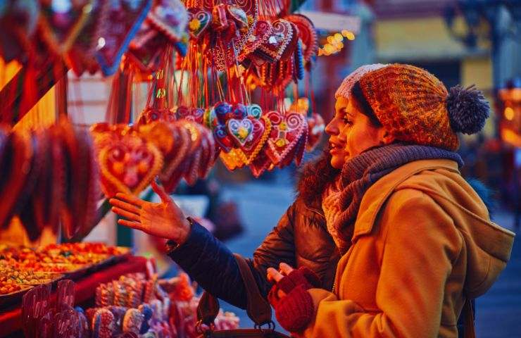 due ragazze che guardano biscotti a un mercatino