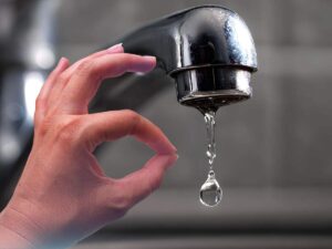 sfondo rubinetto che gocciola e mano che fa ok