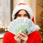 donna a Natale con soldi in mano