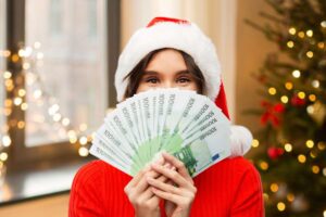 donna a Natale con soldi in mano