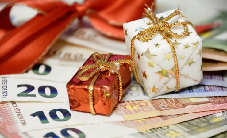 banconote euro con pacchettini regalo