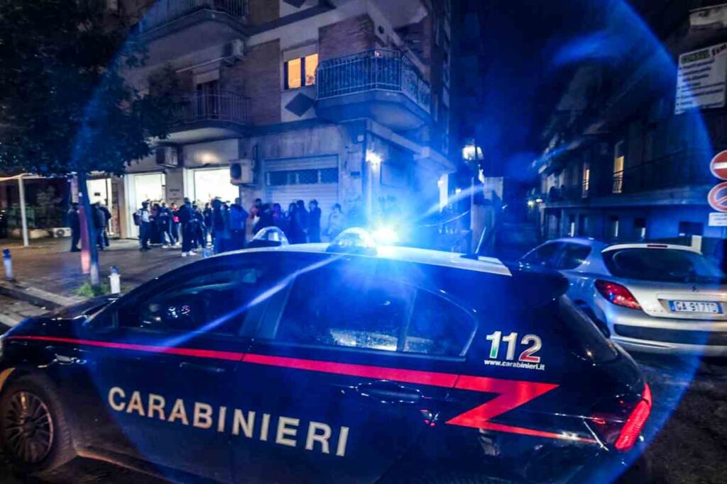 Auto dei carabinieri in strada