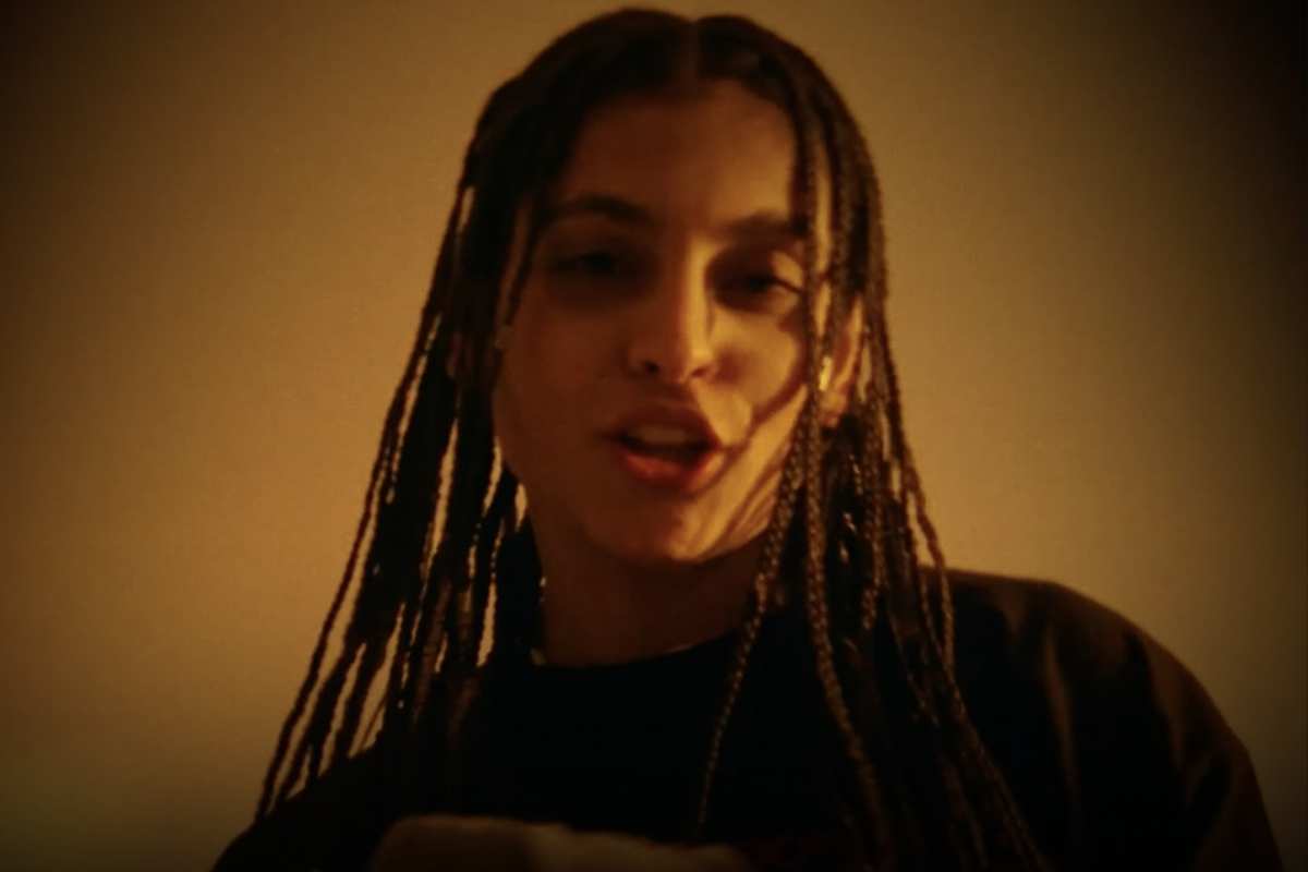 Emili Kasa in un video