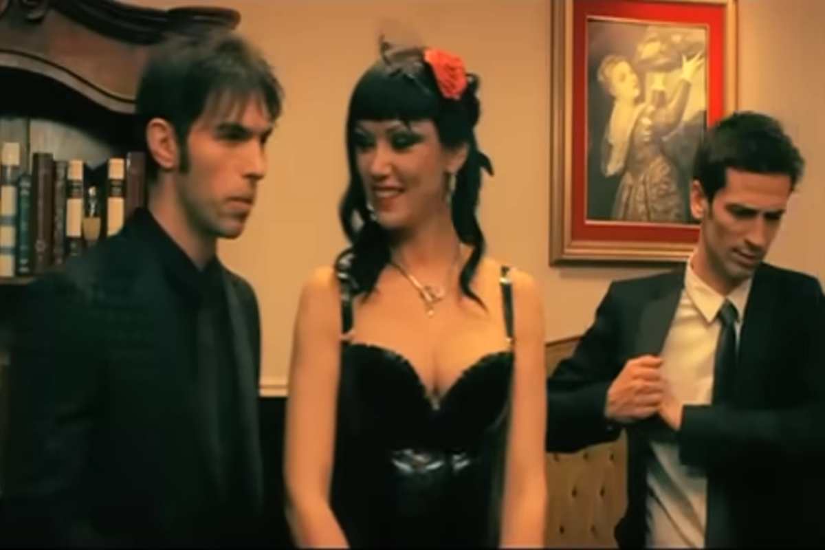 Una scena del videoclip di Per dimenticare