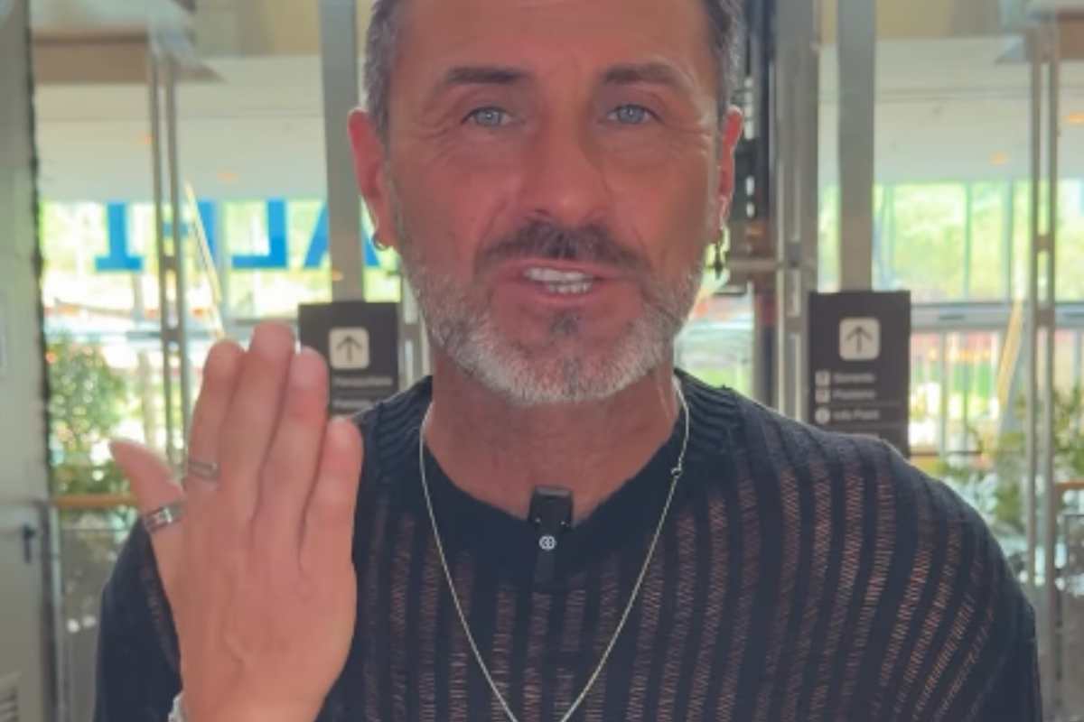 Sossio Aruta in un reel Instagram mentre gesticola