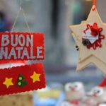 cartelli di auguri di natale appesi