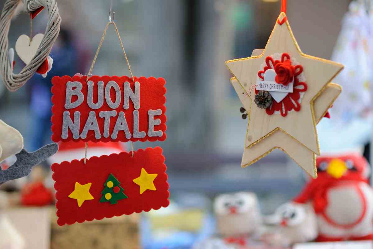 cartelli di auguri di natale appesi