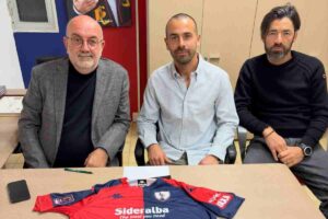 D'Alesio al momento della firma del contratto