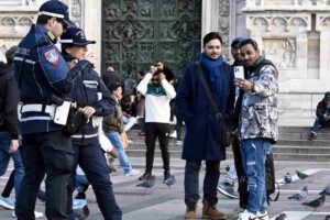 Polizia in strada durante i controlli