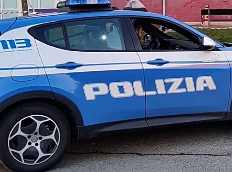 Auto della polizia in casa