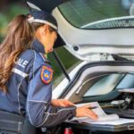 Agente della polizia al lavoro