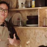 Andrea Sciamanna fotografato in cucina