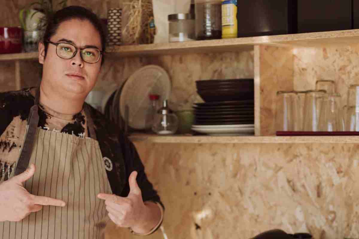 Andrea Sciamanna fotografato in cucina