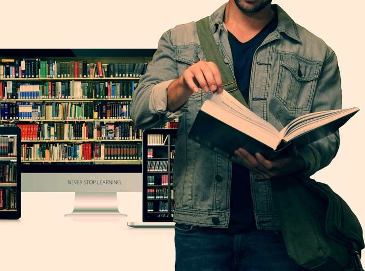 Uno studente con un libro 