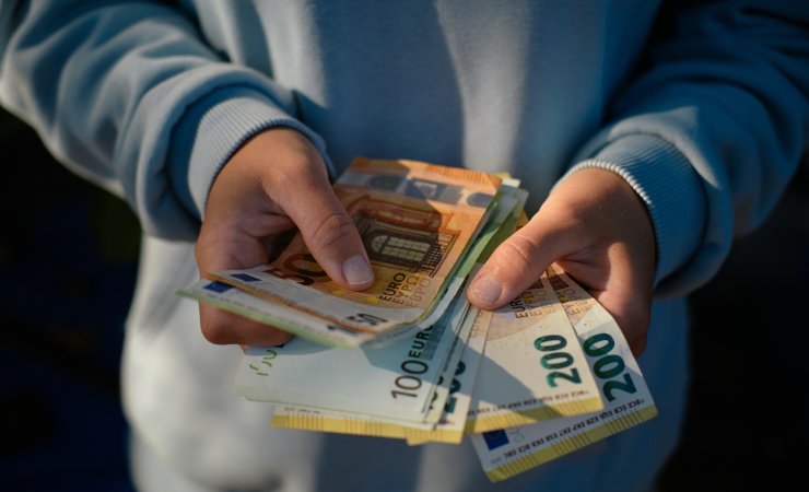 persona con soldi in mano
