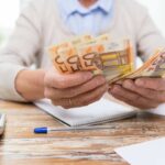 banconote da 50 euro in mano