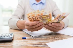 banconote da 50 euro in mano