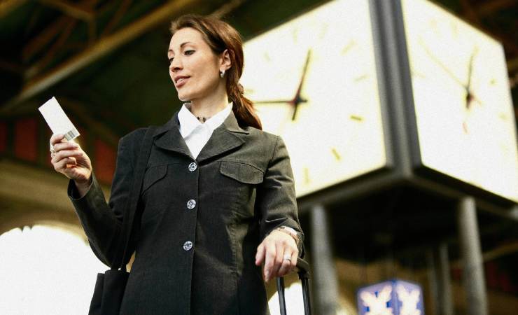 donna con biglietto in mano e orologio