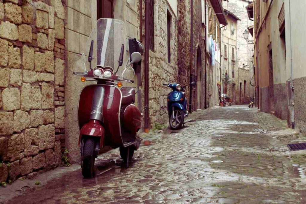 stradina con motorini