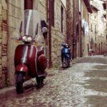 stradina con motorini