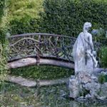giardino con ponte naturale e statua