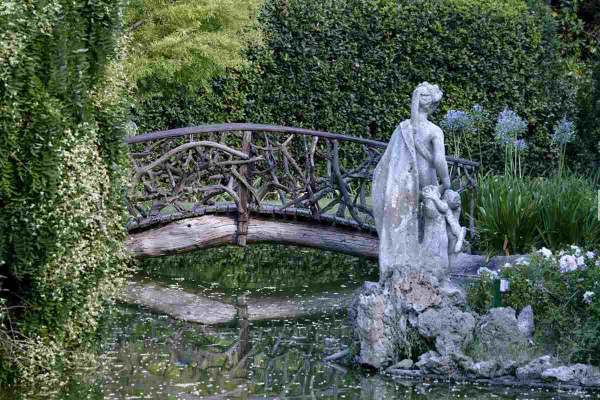 giardino con ponte naturale e statua