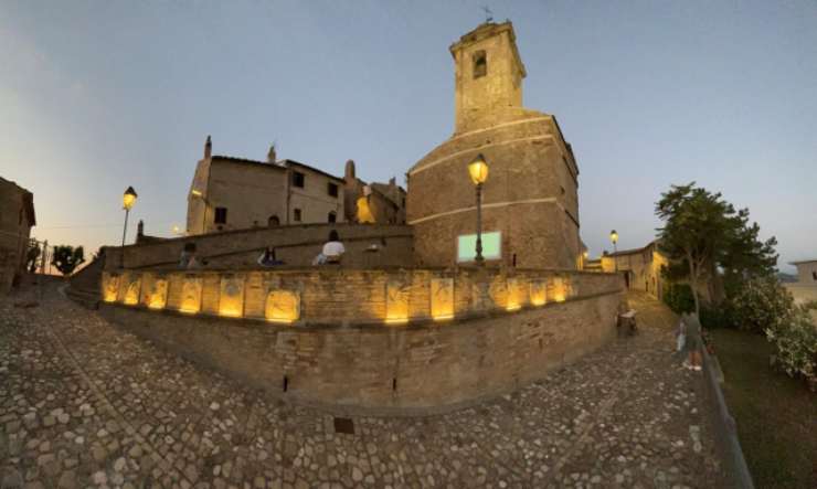 una chiesa al tramonto