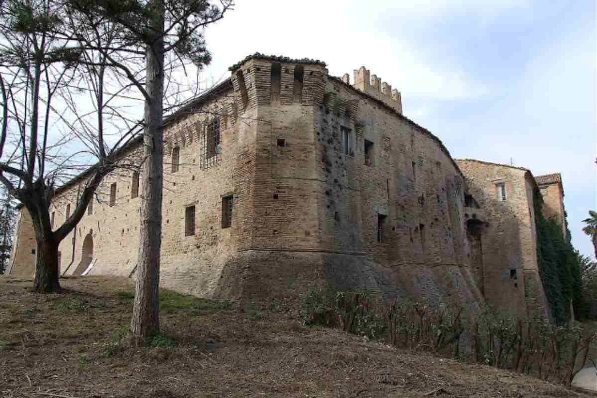 un edificio tra gli alberi