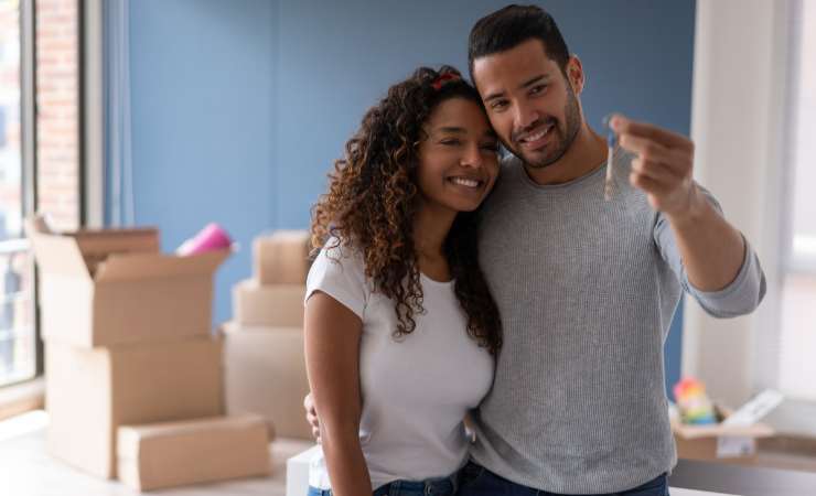 giovane coppia chiavi di casa