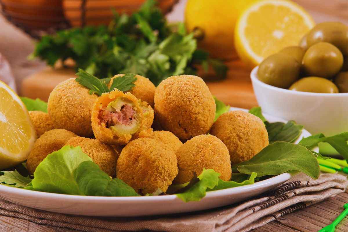 delle olive ascolane in un piatto