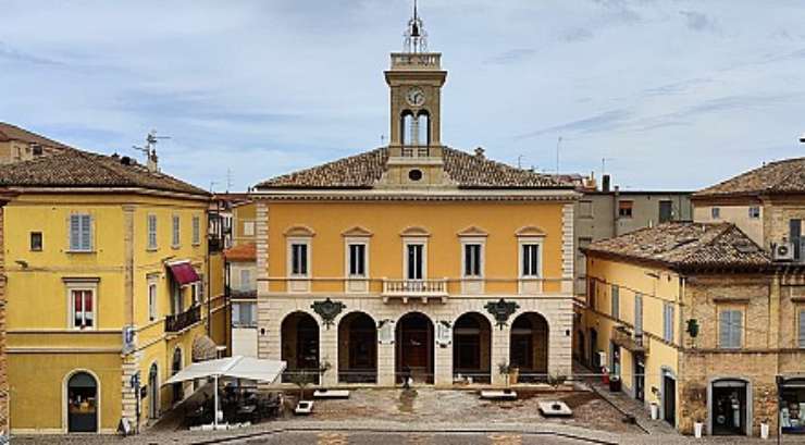piazza con un edificio gigante con torre