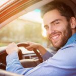automobilista sorridente