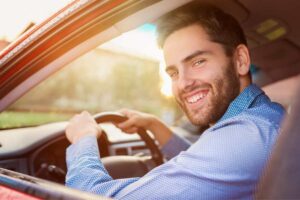 automobilista sorridente