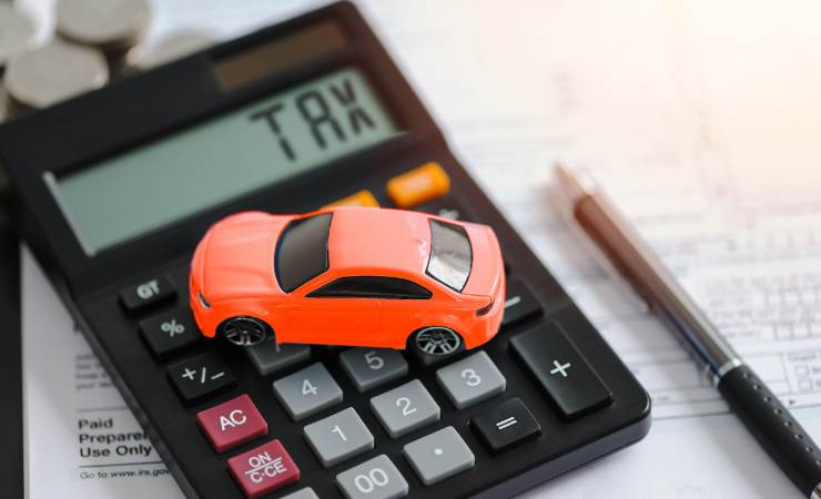 calcolatrice e modellino auto