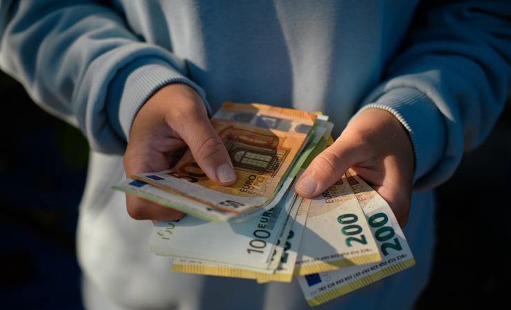banconote euro in mano