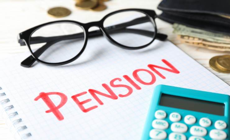 foglio occhiali e calcolatrice