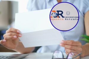 persona che legge lettera e logo Agenzia delle Entrate