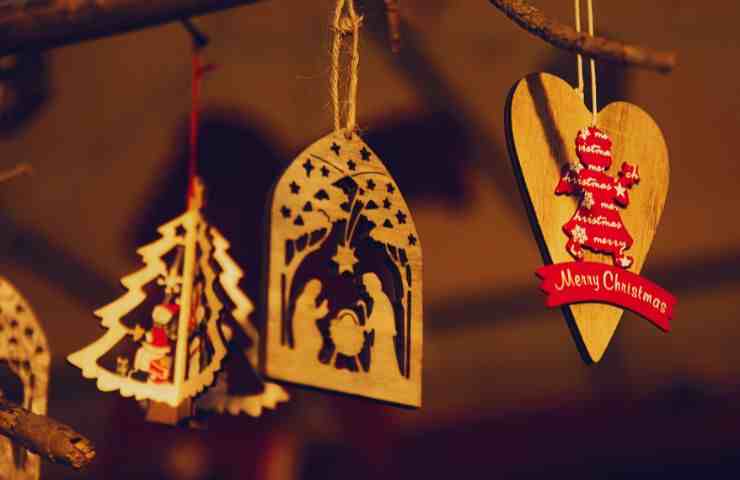 tre oggetti di legno