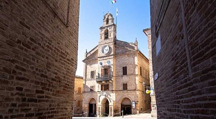 chiesa con campanile