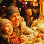 mamma e figlia stupite dalle luci di Natale