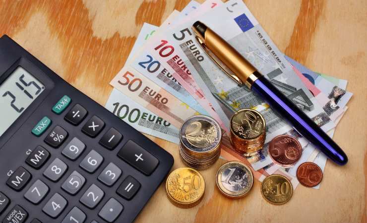 calcolatrice soldi e penna