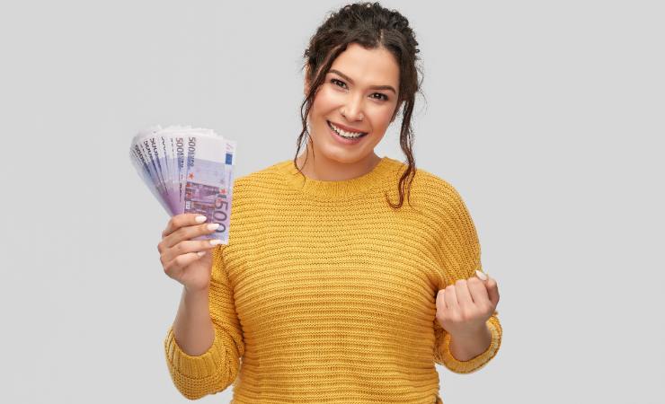 giovane donna con euro in mano