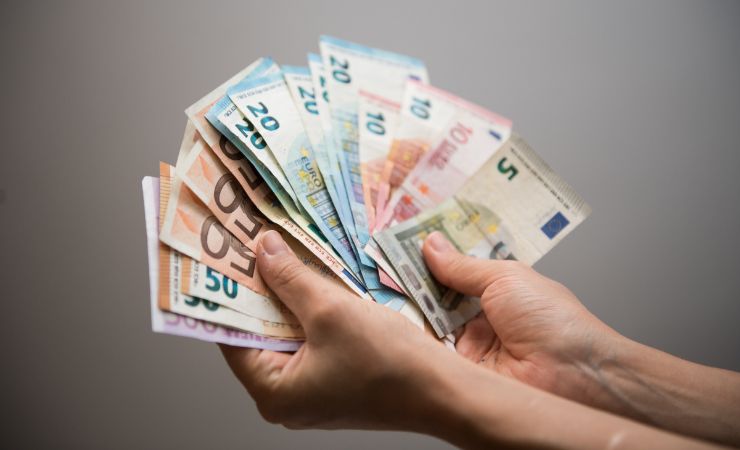 banconote euro in mano