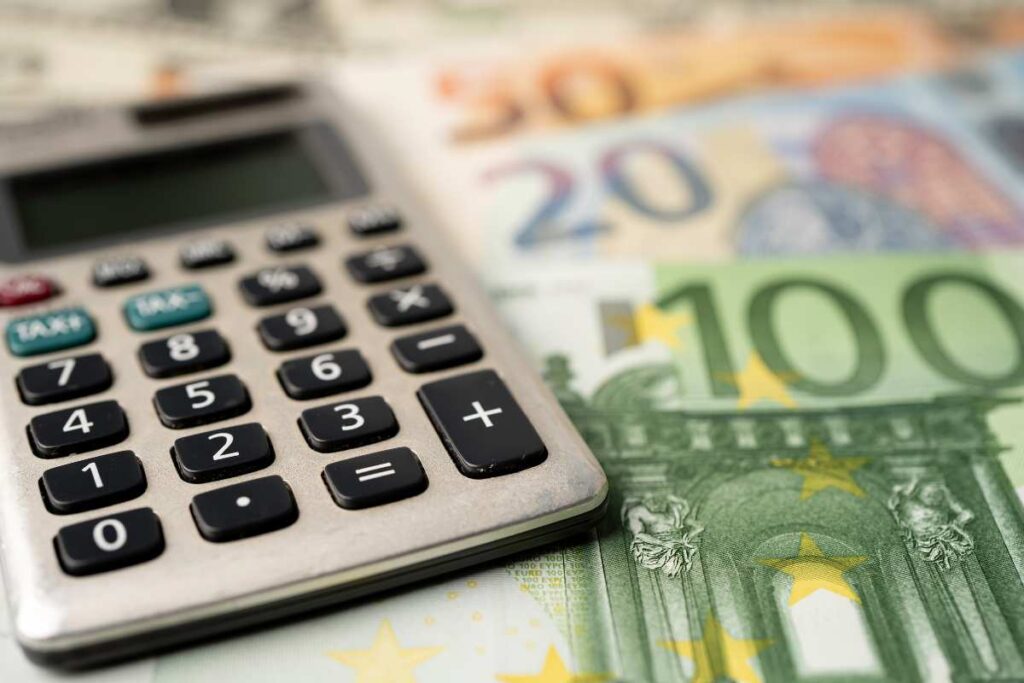 banconote euro e calcolatrice