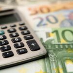 banconote euro e calcolatrice