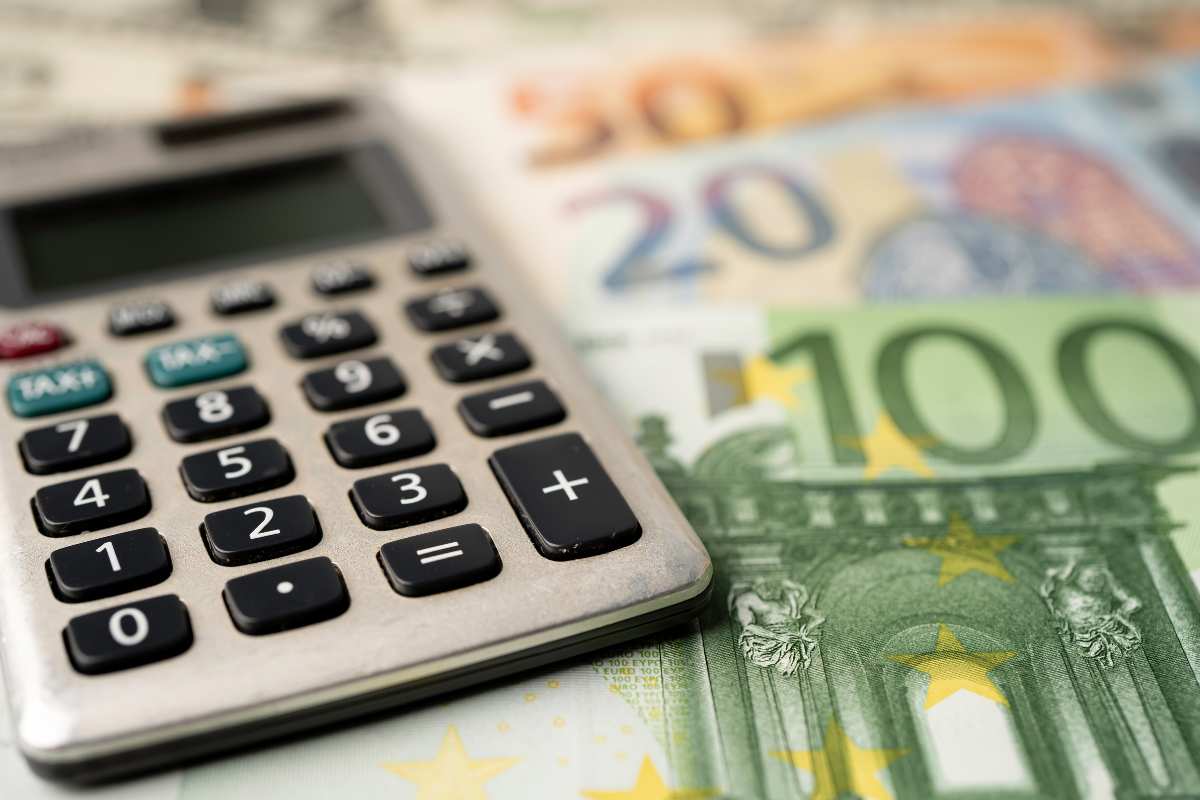 banconote euro e calcolatrice