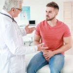 medico che visita paziente